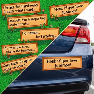Puede incluir: Un coche azul con una pegatina que dice "Honk if you love Junimos!". La imagen también muestra varios otros letreros humorísticos con frases relacionadas con la agricultura.