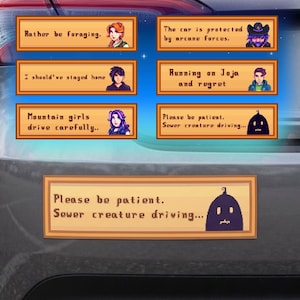 Puede incluir: Un conjunto de imanes de coche humorísticos con personajes de arte pixelado y texto. Los imanes incluyen frases como "Prefiero estar buscando comida", "El coche está protegido por fuerzas arcanas" y "Por favor, ten paciencia. Criatura de alcantarilla conduciendo..."