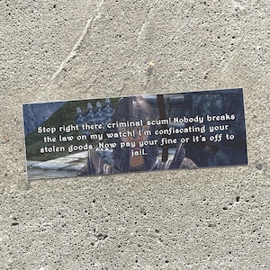 Puede incluir: Una pegatina rectangular con el texto "Stop right there, criminal scum! Nobody breaks the law on my watch! I'm confiscating your stolen goods. Now pay your fine or it's off to jail." La pegatina presenta una imagen de un caballero.