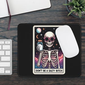 Não seja um salgado B Tarot Card Non Slip Mouse Pad | Decoração de mesa de escritório atrevida Tapete de mesa inspirado em tarô de piada sarcástica | Acessório de mesa humorístico