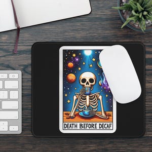 Mouse pad antiderrapante Death Before Decaf Tarot Card Coffee Lover Decoração de mesa de escritório Tapete de mesa inspirado em tarô Caffeine Addict Acessório para mesa de café