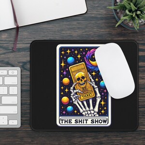 Tapete de mouse antiderrapante para cartas de tarô Shit Show | Decoração engraçada para mesa de escritório, presente de mordaça para colegas de trabalho | Tapete de mesa humorístico, espaço de trabalho inspirado no tarô sarcástico