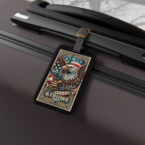 Étiquette de bagage Trump Eagle Flag de Gods Guns - Accessoire de voyage de style tarot pour les fiers patriotes - ID de bagage parfait pour les amateurs de liberté