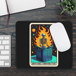 Tapete de mouse antiderrapante com cartas de tarô de fogo de caçamba emocional | Decoração engraçada para mesa de escritório Tapete de mesa inspirado em piadas sarcásticas e tarô Acessório de mesa humorístico