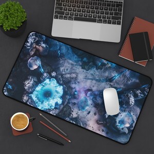 Blue Crystal Field Map XL erweitertes Mauspad | Schreibtischunterlage | Lebendige Fantasy Karte für PC D&D Dungeons Geschenk | Coole Nerdy Schreibtisch Deko