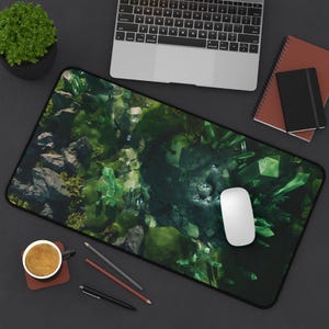 Grüne Malachit Kristall Forest Map XL erweiterbares Mauspad | Schreibtischunterlage | Mystische Grüne Karte PC D&D Dungeon Geschenk Einzigartige Nerdy Schreibtisch Dekoration