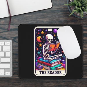 Mouse Pad antiderrapante para cartas de tarô do leitor | Decoração de mesa de escritório para amantes de livros, presente para leitores, tapete de mesa inspirado em tarô, acessório de mesa literário | Tapete de mesa
