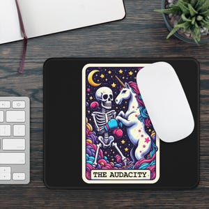 Mouse Pad antiderrapante para cartas de tarô Audacity | Tapete de mesa de decoração de mesa de escritório engraçado, tapete de mesa inspirado em tarô, piada sarcástica, acessório de mesa ousado e atrevido