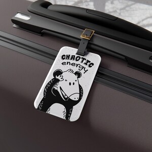 Mignonne étiquette de bagage Chaotic Energy Opossum | Cadeau de voyage pour amoureux de Possum | Adorable carte d'identité de bagage animal pour les voyageurs amusants | Accessoire de voyage mignon