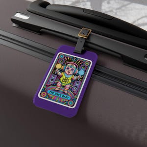 Etiqueta de bagagem de tarô de bebê Rave | Identificação de bagagem de bebê dançante engraçado | Acessório de viagem para festival de EDM | Presente exclusivo para amantes de rave