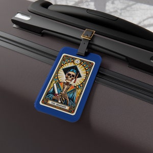 Etiqueta de equipaje con carta del tarot para graduados, regalo de viaje único de Oracle para graduados universitarios, identificación de maleta divertida para recién graduados, regalo de graduación para viajeros del mundo