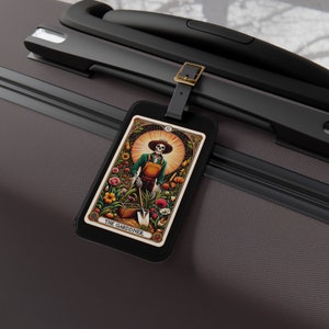 Etiquetas para equipaje con la carta del Tarot de Gardner Etiquetas para equipaje - Trabajo de jardinería - Regalo único para jardineros - Accesorio de viaje perfecto y etiqueta de identificación de maleta