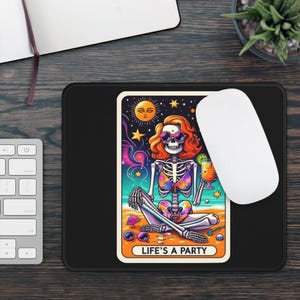 Tapete de mouse antiderrapante para cartas de tarô Life's a Party, decoração de mesa de escritório, presente para amantes de festas, tapete de mesa inspirado em tarô, acessório de mesa com tema de celebração