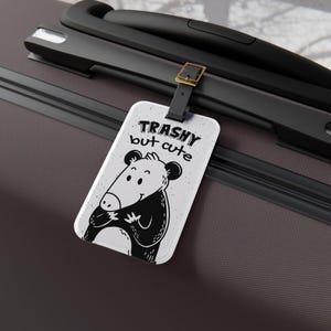 étiquette de bagage Opossum trash mais mignonne | Cadeau de voyage drôle pour les amateurs d'opossum | Carte d'identité de bagage animal mignonne et originale pour les voyageurs amusants