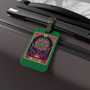 The High Tarot Card Gepäckanhänger Stoner Cannabis Gepäckanhänger Reise-Accessoire Einzigartige Koffer ID Perfektes Geschenk für Reisende Weed GESCHENK