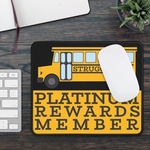 Struggle Bus, membre Platinum Rewards, tapis de souris, drôle de vie, humour, tapis de bureau antidérapant, blagues humoristiques, joueurs de bureau, accessoire de bureau parfait, cadeau