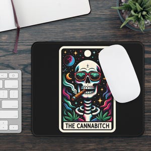 Tapete de mouse antiderrapante para cartas de tarô Cannabitch, decoração de escritório para amantes de cannabis, presente inspirado em tarô, acessório de mesa engraçado com tema de maconha