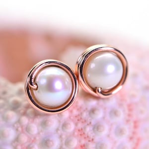 Clous d&#39;oreilles faits main avec perles enveloppées de fil de cuivre