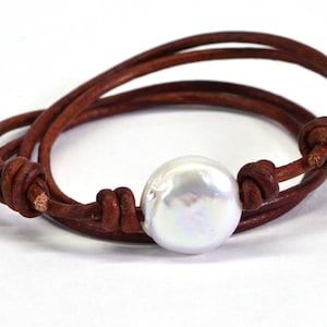 Halsband med vitt myntpärlhalsband: Justerbart lädersnöre, strandstil