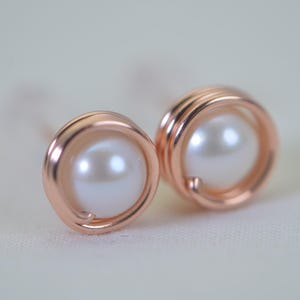 Orecchini a bottone con perle bianche naturali avvolte in filo di rame fatti a mano