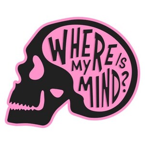 Może przedstawiać: Różowa czaszka z czarnym obramowaniem i tekstem "WHERE IS MY MIND?" wewnątrz czaszki.