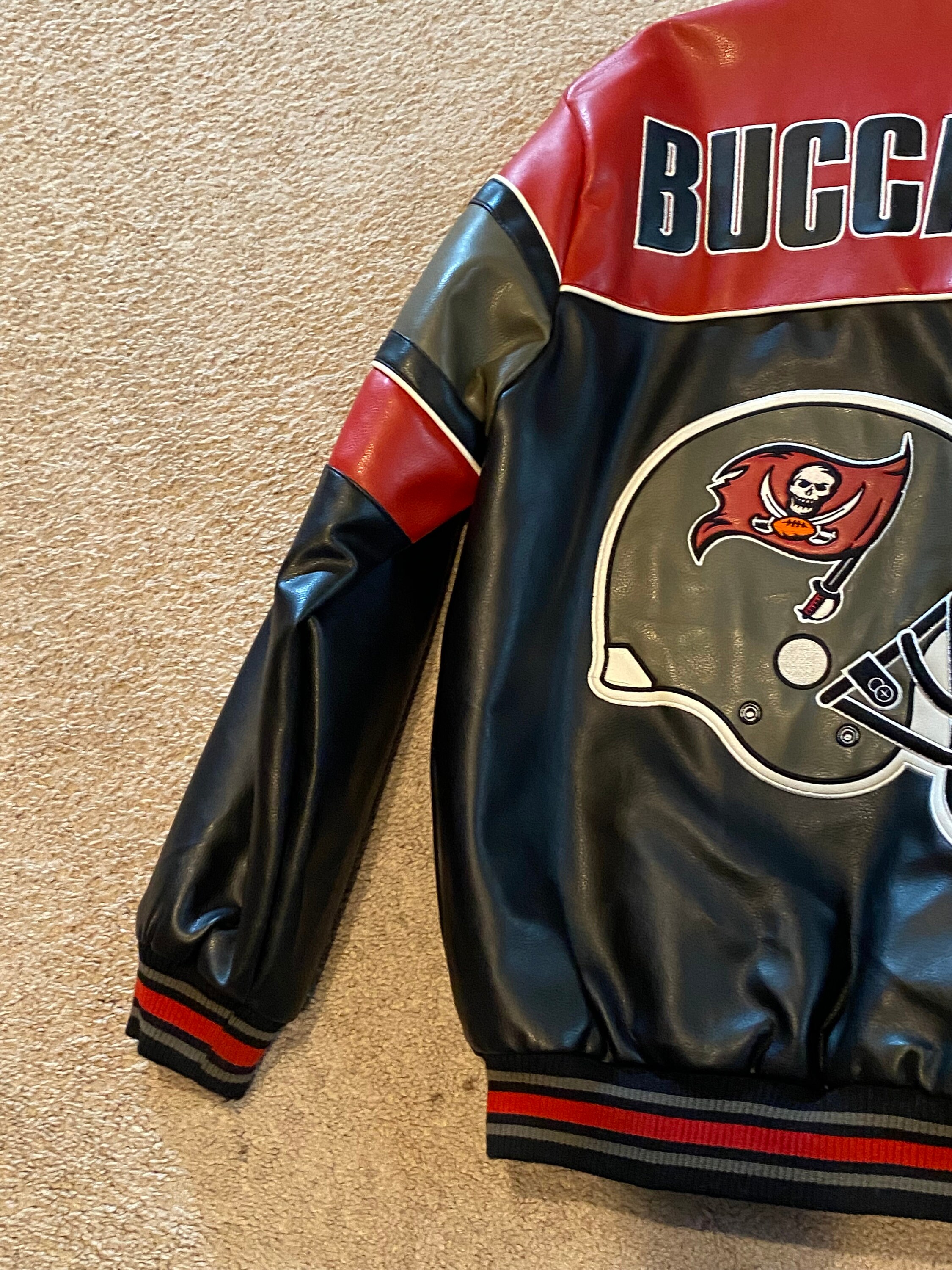 NFL BUCCANEERSフェイクレザー フルジップ スタジャン黒赤L 刺繍