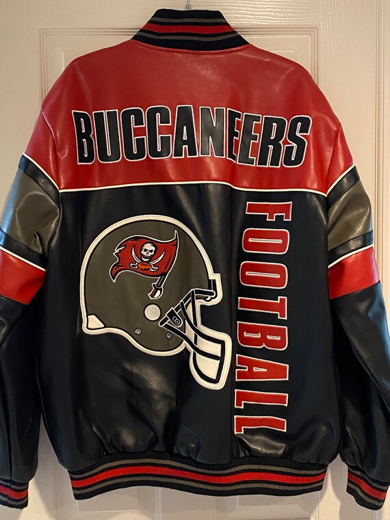 NFL BUCCANEERSフェイクレザー フルジップ スタジャン黒赤L 刺繍 
