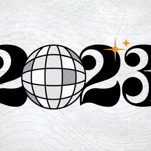 Może przedstawiać: Czarno-biały projekt 2023 z srebrną kulą dyskotekową w środku. Cyfry są stylizowane i mają retro charakter. Wokół projektu znajdują się złote gwiazdki.