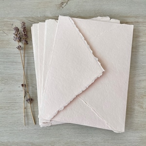 Enveloppes A6 faites main en coton rose poudré Enveloppes en papier A6 chiffon de coton fait main bord taupé Enveloppes fait main pour faire-part de mariage