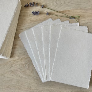 4.25x6" ホワイト 150 gsm ハンドメイド デッケルエッジ コットンラグペーパー 破れたエッジ RSVP または詳細カード デッケルエッジペーパー 文房具 結婚式招待状