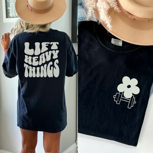 Lift Heavy Things Shirt Comfort Colors Lifting Shirt Muscle Mom T-Shirt Women&#39;s Weightlifting Crewneck Gym Lover Shirt Fitness Shirt