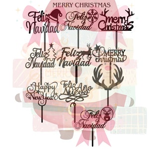 Puede incluir: Un conjunto de nueve toppers de pastel de acrílico negro con varios saludos de Navidad y Año Nuevo en español e inglés. Los toppers presentan diseños festivos como renos, copos de nieve, estrellas y árboles de Navidad.