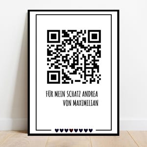 Könnte beinhalten: Ein gerahmter weißer Druck mit schwarzem Rand zeigt oben einen großen schwarzen QR-Code. Darunter steht Text auf Deutsch. Am unteren Rand befindet sich eine Reihe von Herzsymbolen in Lila und Rot.