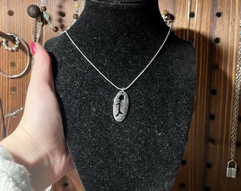 Collier fait main en argent cordon serpent y2k avec pendentif squelette de poisson ovale sacré