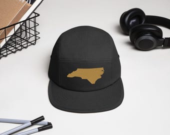 Geborduurde hoed North Carolina | Kamphoed met vijf panelen | Kleding voor buitenliefhebbers | Lokaal liefdesontwerp