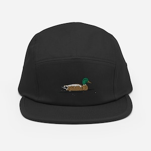 Puede incluir: Una gorra negra de 5 paneles con un diseño de pato bordado en marrón y verde.