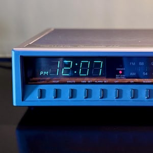 Vintage Realistic AM/FM Clock Radio, Chronomatic 232 in Silver from the 1980's