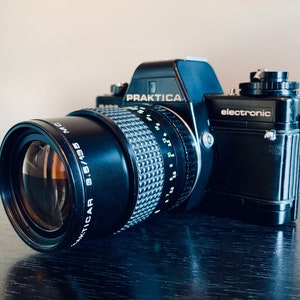 Film Camera | Practika B100 | Carl Zeiss Jena lens 3.5/135 B mount | 70&#39;s | Germany