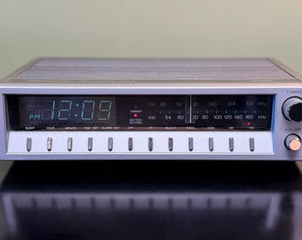 Vintage Realistic Chronomatic 232 Clock Radio: 80s VFD Display