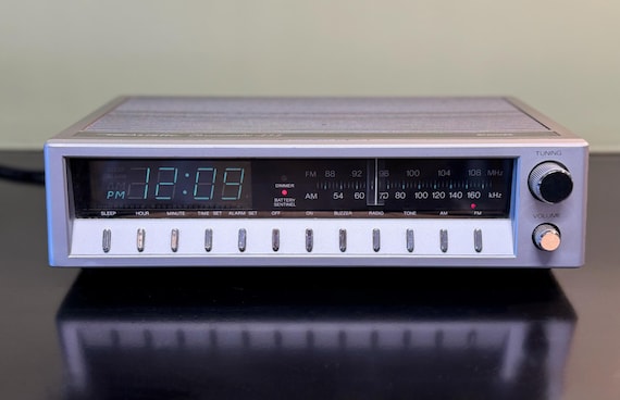Realistic Chronomatic 232 Clock Radio | Silver, 80s Taiwan - Etsy