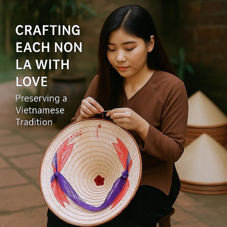 Pode incluir: Uma mulher est&aacute; a criar um chap&eacute;u c&oacute;nico vietnamita tradicional, ou Non La. O chap&eacute;u &eacute; feito de palha tecida e apresenta fitas vermelhas e roxas. A imagem inclui o texto "Crafting Each Non La With Love, Preserving a Vietnamese Tradition."
