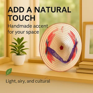 Pode incluir: Um chap&eacute;u c&oacute;nico artesanal com detalhes vermelhos e roxos. O chap&eacute;u &eacute; feito de fibras naturais e apresenta um design decorativo. O texto na imagem diz "ADD A NATURAL TOUCH" e "Handmade accent for your space".
