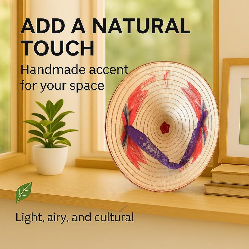 Pode incluir: Um chap&eacute;u c&oacute;nico artesanal com detalhes vermelhos e roxos. O chap&eacute;u &eacute; feito de fibras naturais e apresenta um design decorativo. O texto na imagem diz "ADD A NATURAL TOUCH" e "Handmade accent for your space".