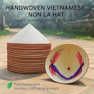 Pode incluir: Uma pilha de chap&eacute;us c&ocirc;nicos vietnamitas Non La tecidos &agrave; m&atilde;o com acabamento vermelho. O texto na imagem diz: "HANDWOVEN VIETNAMESE NON LA HAT LIGHT, DURABLE, MADE WITH CARE." Outro chap&eacute;u &eacute; exibido, mostrando detalhes em vermelho e roxo.