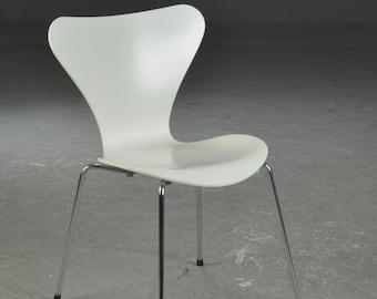 Arne Jacobsen - Silla 7er blanca - Modelo 3107 Fritz Hansen - Silla Seven