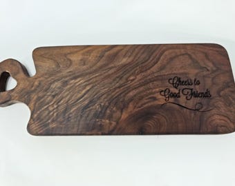 Tabla de embutidos pequeña con grabado de Cheers