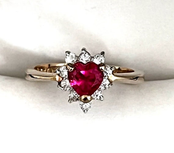 Vintage Ring  Heart Shaped Cubic Zirconia  14K Go… - image 4