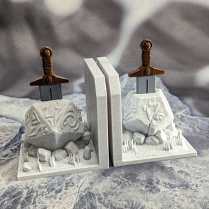 Sword in the Stone Buchstütze – Gaming-Zubehör – The Level Up