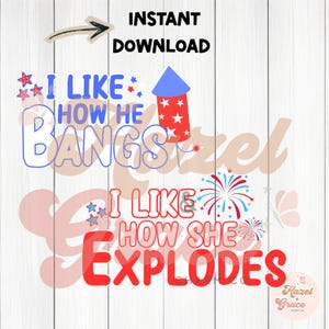 以下が含まれることがあります： 青色の「I LIKE HOW HE BANGS」と赤色の「I LIKE HOW SHE EXPLODES」というテキストのデジタルダウンロードグラフィック。星の付いた花火とロケットのグラフィックが含まれており、すべて白い木目調の背景にあります。