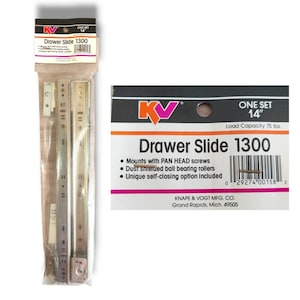 Op de afbeelding: Een pakket ladegeleiders, met het label "Drawer Slide 1300". Het label geeft een lengte van 14 inch (35,56 cm) en een draagvermogen van 75 lbs aan. Kenmerken zijn panhead schroeven, stofafgeschermde kogellagers en een zelfsluitende optie.